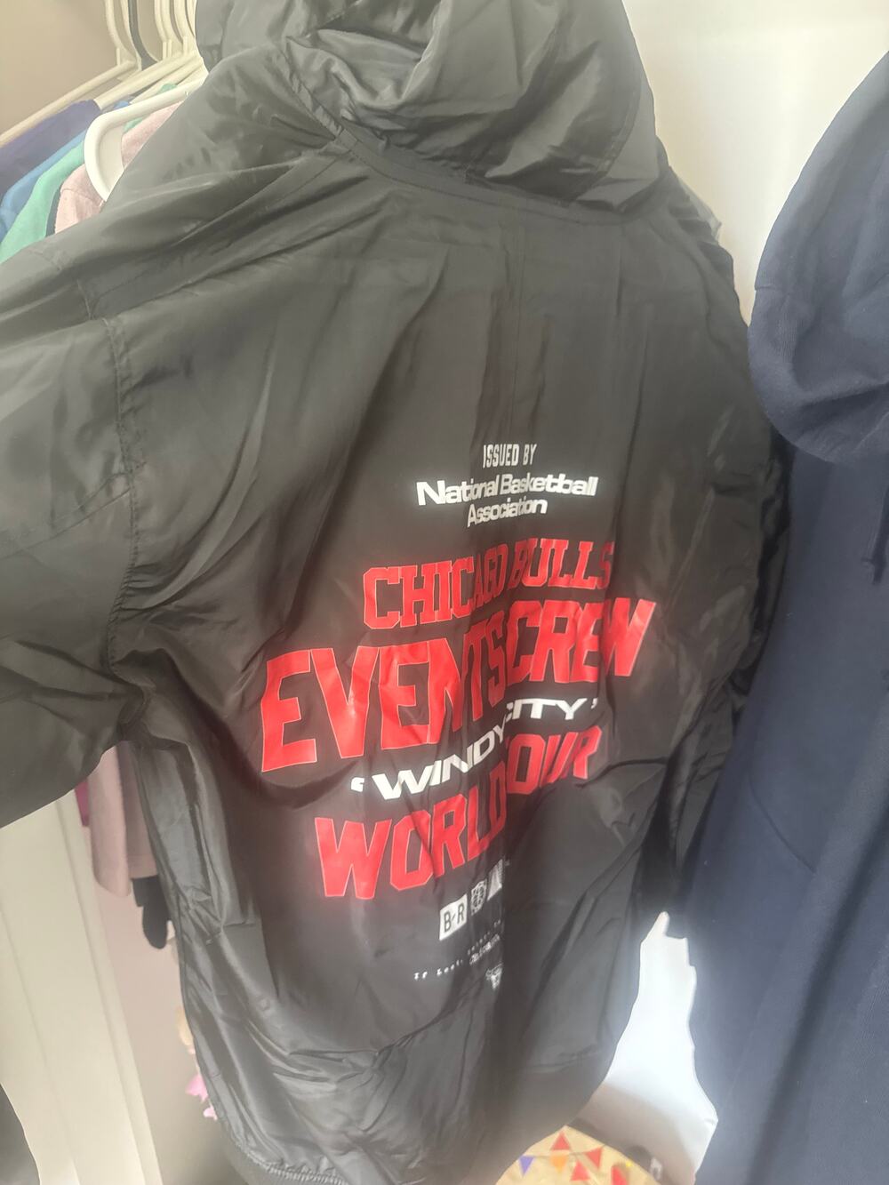 Chicago Bulls event crew hooded jacket in black with red print